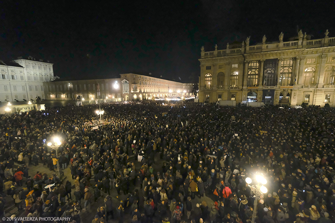 _DSF0873.jpg - 10/12/2019. Torino. Il movimento delle sardine manifesta in piazza Castello a Torino. Nella foto la piazza gremita di manifestanti.
