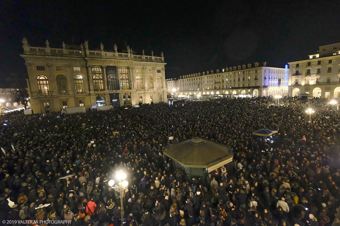 _DSF0877.jpg - 10/12/2019. Torino. Il movimento delle sardine manifesta in piazza Castello a Torino. Nella foto la piazza gremita di manifestanti.