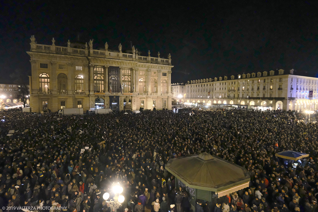 _DSF0889.jpg - 10/12/2019. Torino. Il movimento delle sardine manifesta in piazza Castello a Torino. Nella foto la piazza gremita di manifestanti.