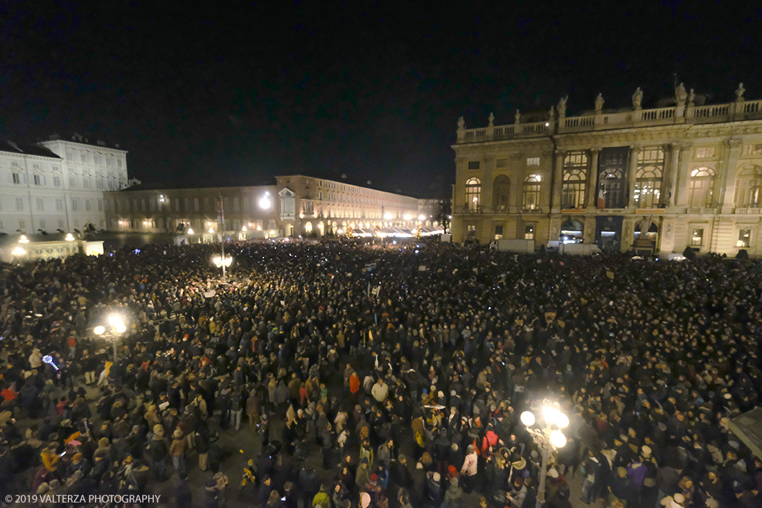 _DSF0900.jpg - 10/12/2019. Torino. Il movimento delle sardine manifesta in piazza Castello a Torino. Nella foto la piazza gremita di manifestanti.