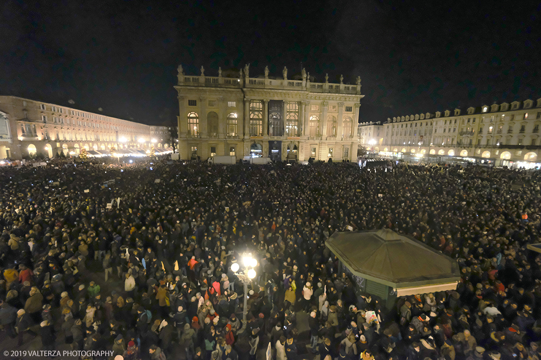 _DSF0905.jpg - 10/12/2019. Torino. Il movimento delle sardine manifesta in piazza Castello a Torino. Nella foto la piazza gremita di manifestanti.