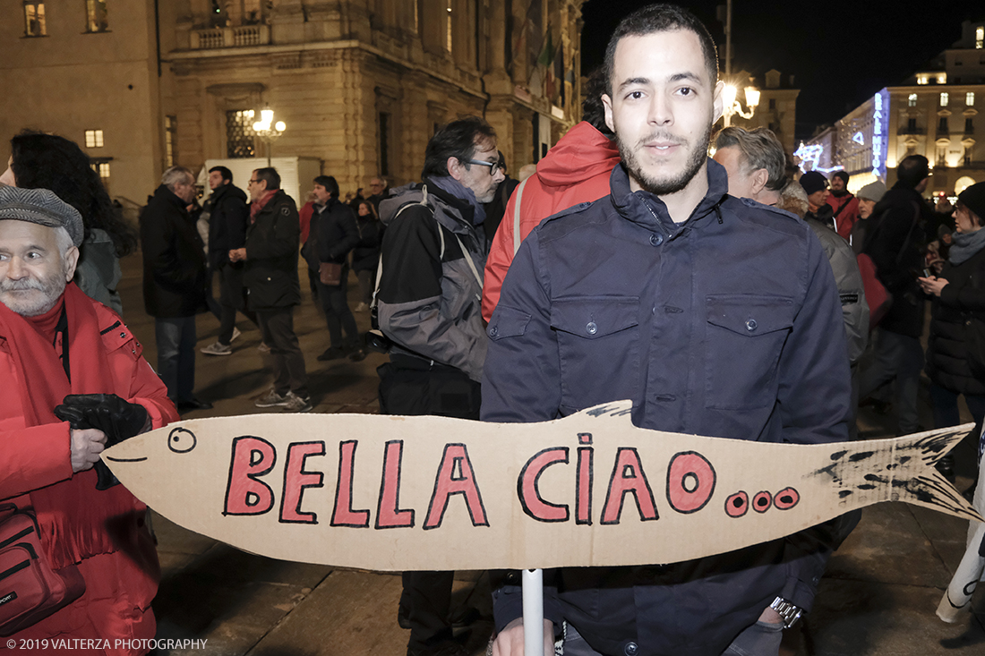 _DSF8405.jpg - 10/12/2019. Torino. Il movimento delle sardine manifesta in piazza Castello a Torino. Nella foto partecipante alla manifestazione con la sua sardina.