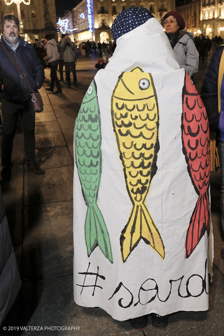 _DSF8411.jpg - 10/12/2019. Torino. Il movimento delle sardine manifesta in piazza Castello a Torino. Nella foto partecipanti alla manifestazione.