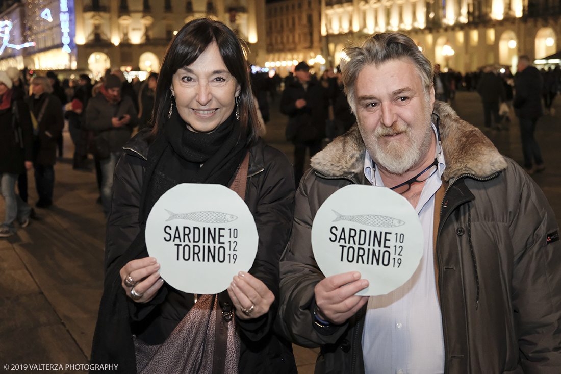 _DSF8425.jpg - 10/12/2019. Torino. Il movimento delle sardine manifesta in piazza Castello a Torino. Nella foto partecipanti alla manifestazione.