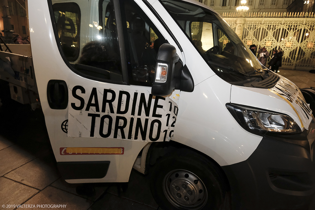 _DSF8440.jpg - 10/12/2019. Torino. Il movimento delle sardine manifesta in piazza Castello a Torino. Nella foto il furgone  in prestito che ha fatto da palco dell'evento.
