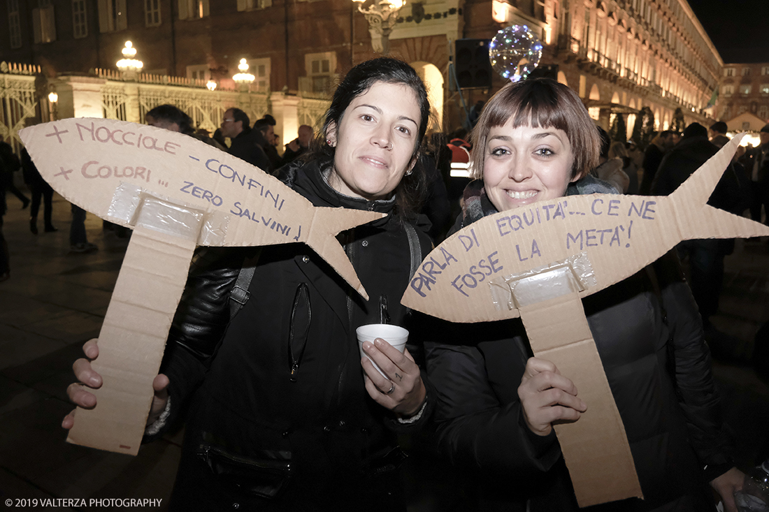 _DSF8445.jpg - 10/12/2019. Torino. Il movimento delle sardine manifesta in piazza Castello a Torino. Nella foto partecipanti alla manifestazione.