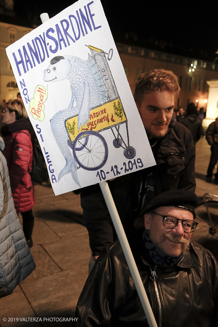 _DSF8465.jpg - 10/12/2019. Torino. Il movimento delle sardine manifesta in piazza Castello a Torino. Nella foto partecipanti alla manifestazione.