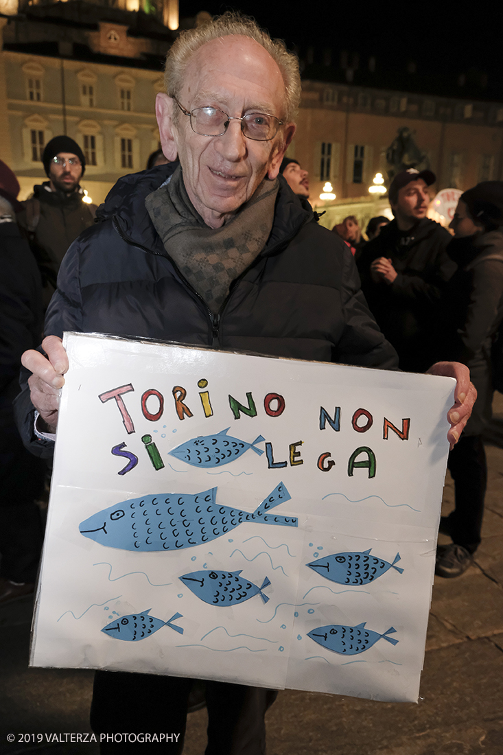 _DSF8477.jpg - 10/12/2019. Torino. Il movimento delle sardine manifesta in piazza Castello a Torino. Nella foto partecipanti alla manifestazione.