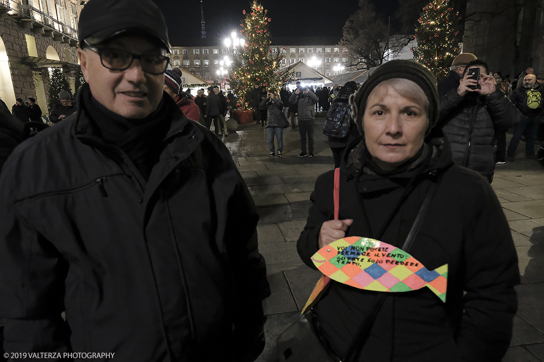 _DSF8500.jpg - 10/12/2019. Torino. Il movimento delle sardine manifesta in piazza Castello a Torino. Nella foto partecipanti alla manifestazione.