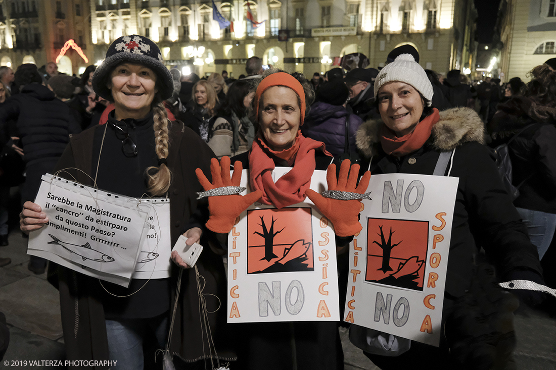 _DSF8519.jpg - 10/12/2019. Torino. Il movimento delle sardine manifesta in piazza Castello a Torino. Nella foto partecipanti alla manifestazione.