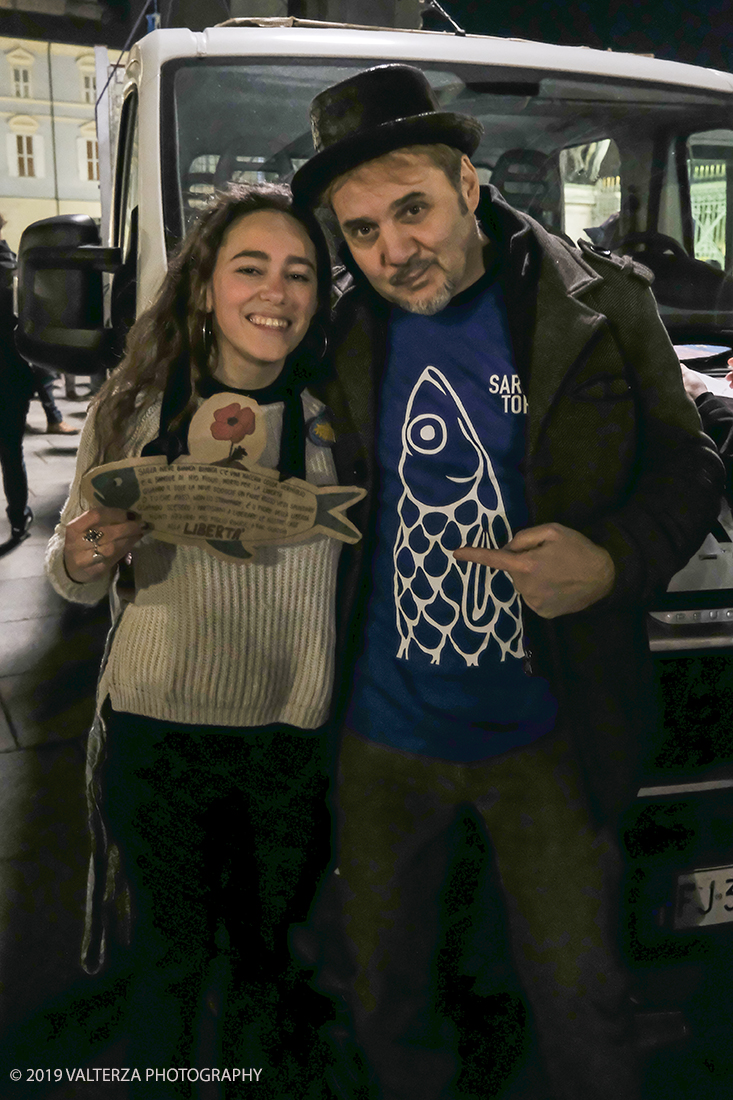 _DSF8520.jpg - 10/12/2019. Torino. Il movimento delle sardine manifesta in piazza Castello a Torino. Nella foto  il fotografo Paolo Ranzani creatore dell'evento di Torino con una giovanissima sardina attiva collaboratrice.