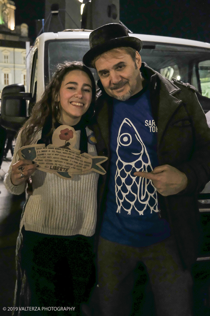 _DSF8522.jpg - 10/12/2019. Torino. Il movimento delle sardine manifesta in piazza Castello a Torino. Nella foto  il fotografo Paolo Ranzani creatore dell'evento di Torino con una giovanissima sardina attiva collaboratrice.