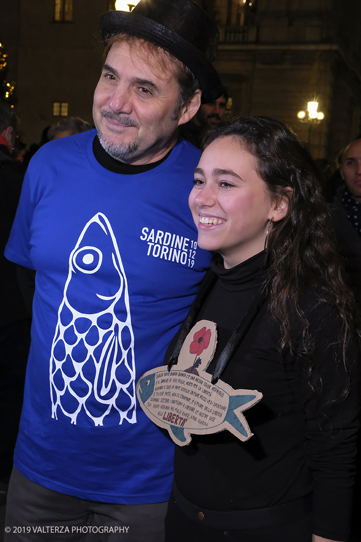 _DSF8549.jpg - 10/12/2019. Torino. Il movimento delle sardine manifesta in piazza Castello a Torino. Nella foto  il fotografo Paolo Ranzani creatore dell'evento di Torino con una giovanissima sardina attiva collaboratrice.