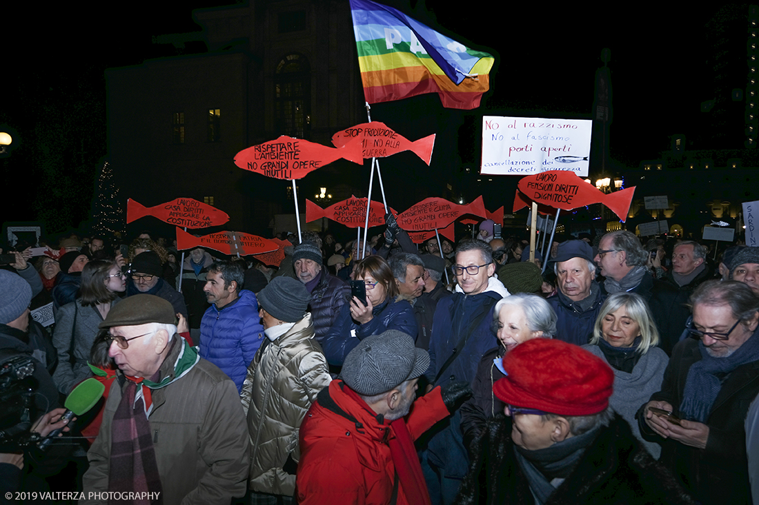 _DSF8564.jpg - 10/12/2019. Torino. Il movimento delle sardine manifesta in piazza Castello a Torino. Nella foto un momento della manifestazione