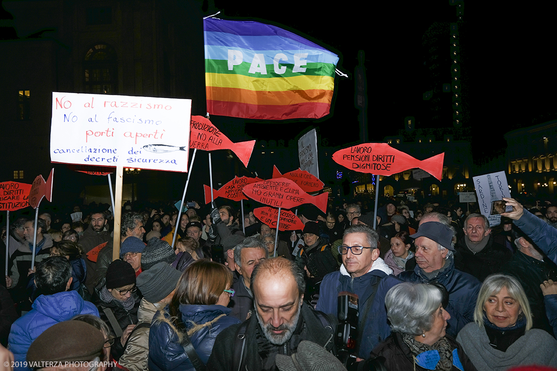 _DSF8580.jpg - 10/12/2019. Torino. Il movimento delle sardine manifesta in piazza Castello a Torino. Nella foto partecipanti alla manifestazione.