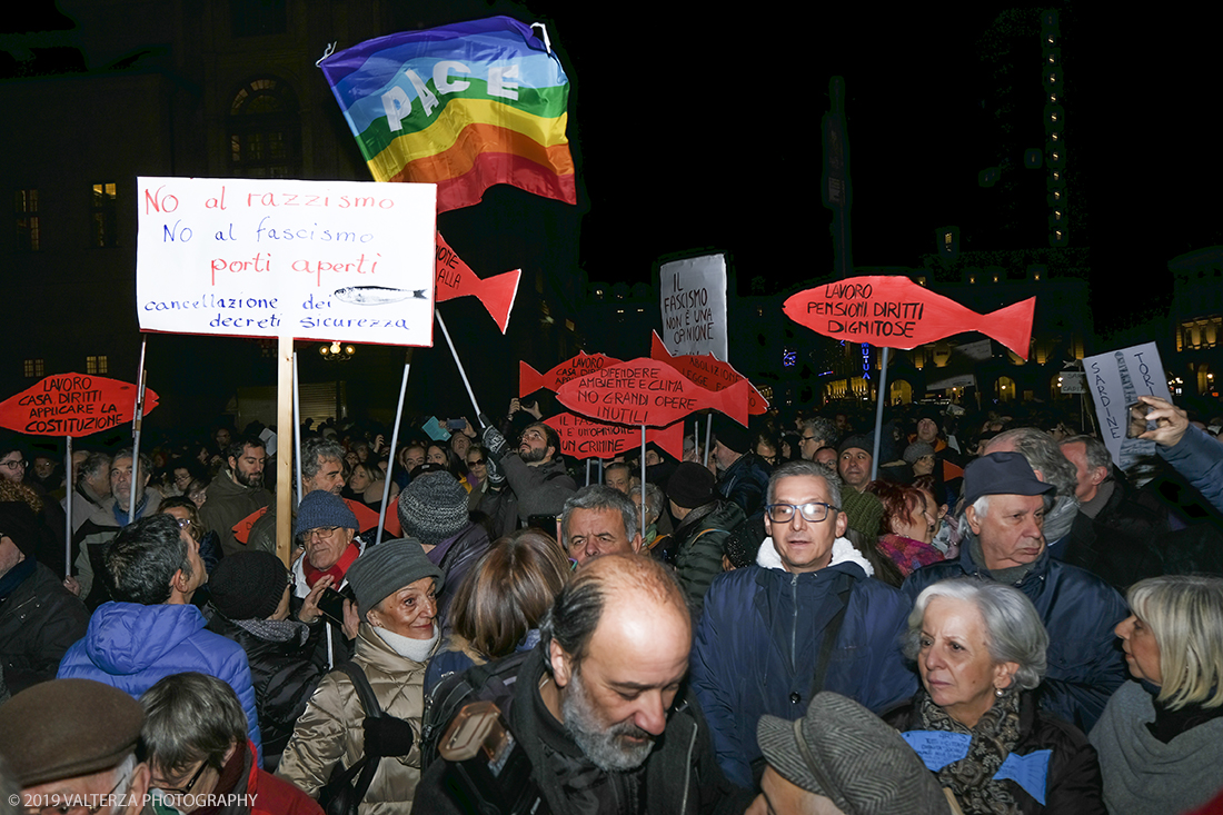 _DSF8582.jpg - 10/12/2019. Torino. Il movimento delle sardine manifesta in piazza Castello a Torino. Nella foto partecipanti alla manifestazione.