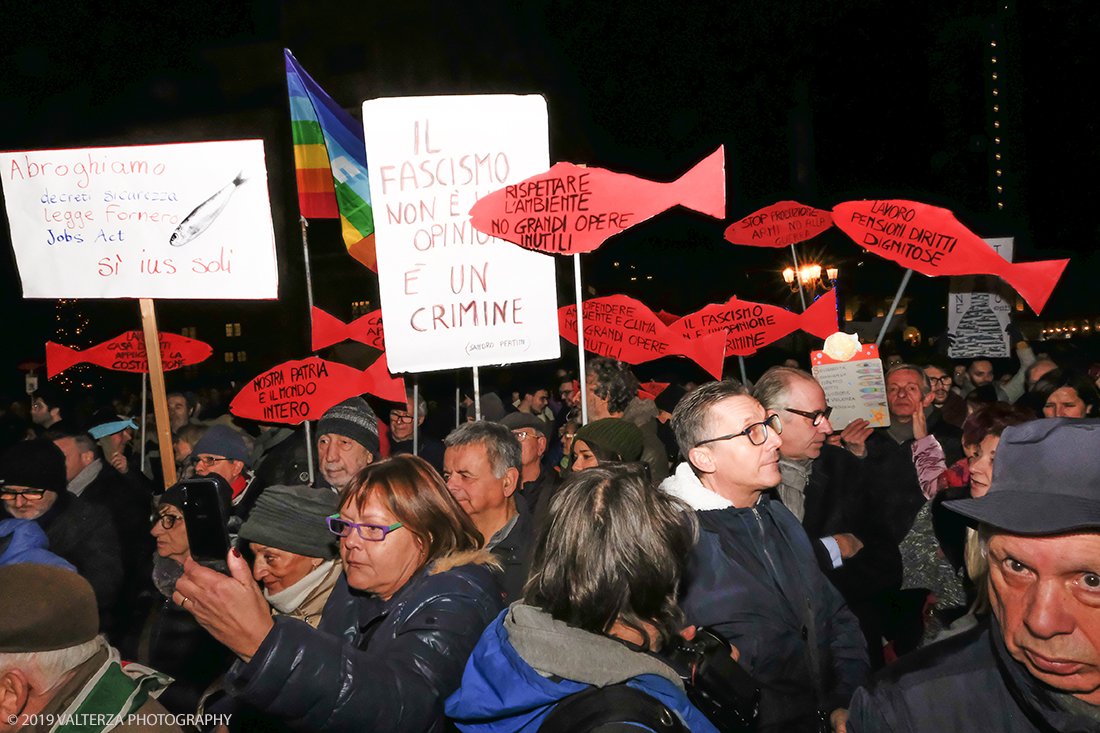 _DSF8616.jpg - 10/12/2019. Torino. Il movimento delle sardine manifesta in piazza Castello a Torino. Nella foto partecipanti alla manifestazione.