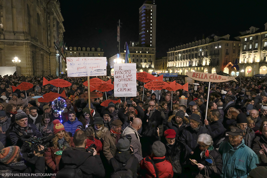 _DSF8640.jpg - 10/12/2019. Torino. Il movimento delle sardine manifesta in piazza Castello a Torino. Nella foto partecipanti alla manifestazione.
