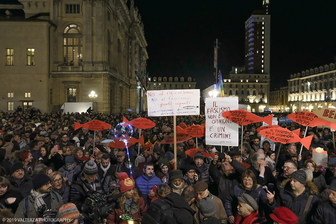 _DSF8646.jpg - 10/12/2019. Torino. Il movimento delle sardine manifesta in piazza Castello a Torino. Nella foto partecipanti alla manifestazione.