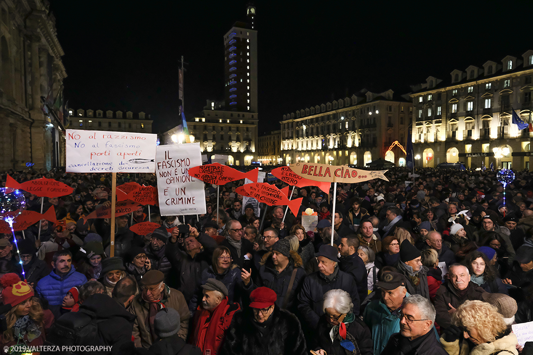 _DSF8647.jpg - 10/12/2019. Torino. Il movimento delle sardine manifesta in piazza Castello a Torino. Nella foto partecipanti alla manifestazione.