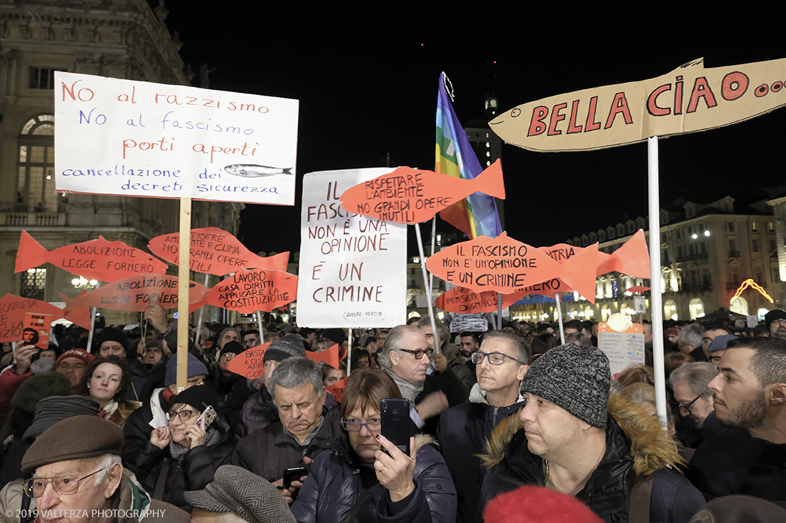 _DSF8650.jpg - 10/12/2019. Torino. Il movimento delle sardine manifesta in piazza Castello a Torino. Nella foto partecipanti alla manifestazione.