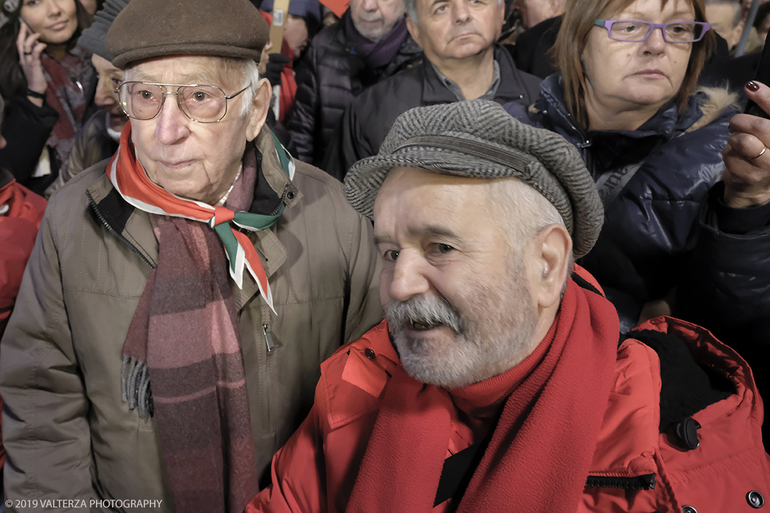 _DSF8670.jpg - 10/12/2019. Torino. Il movimento delle sardine manifesta in piazza Castello a Torino. Nella foto rappresentanti dell'associazione dei partigiani.