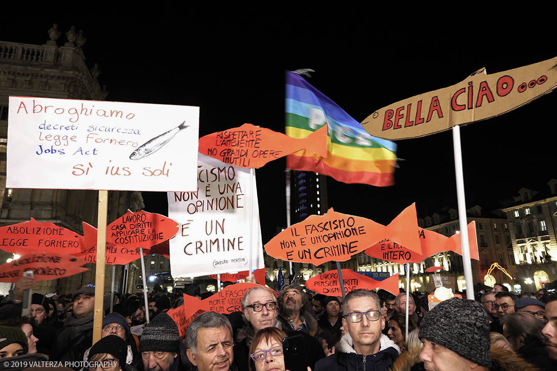 _DSF8684.jpg - 10/12/2019. Torino. Il movimento delle sardine manifesta in piazza Castello a Torino. Nella foto partecipanti alla manifestazione.