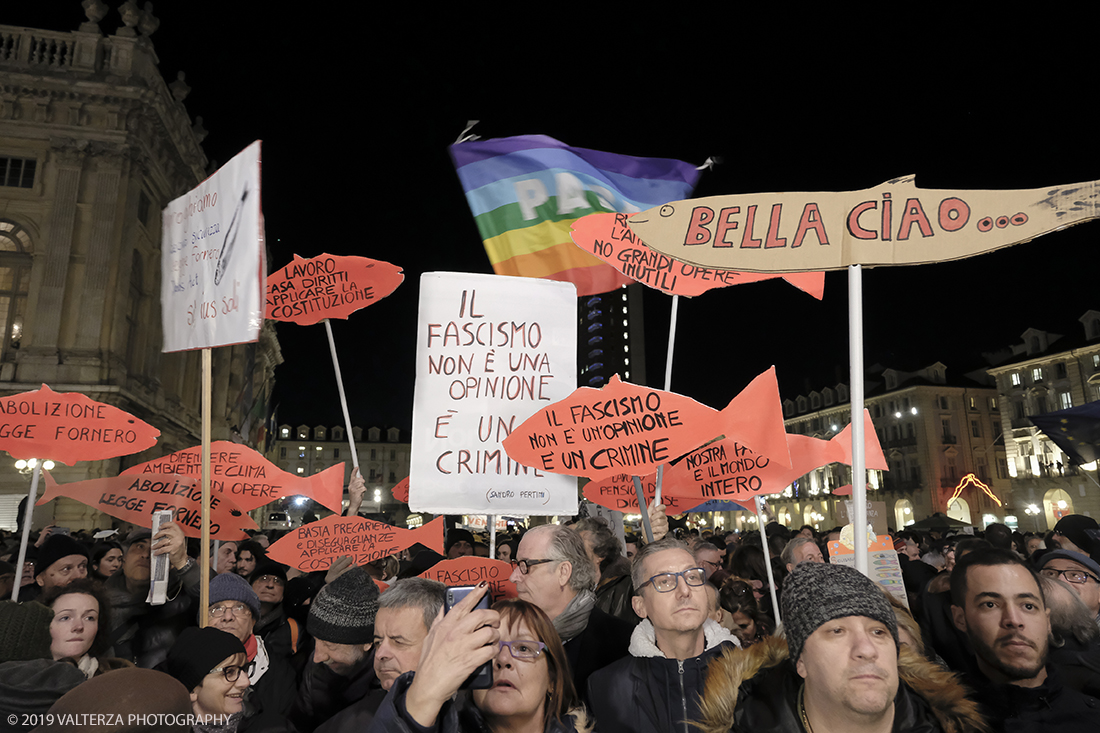 _DSF8690.jpg - 10/12/2019. Torino. Il movimento delle sardine manifesta in piazza Castello a Torino. Nella foto partecipanti alla manifestazione.