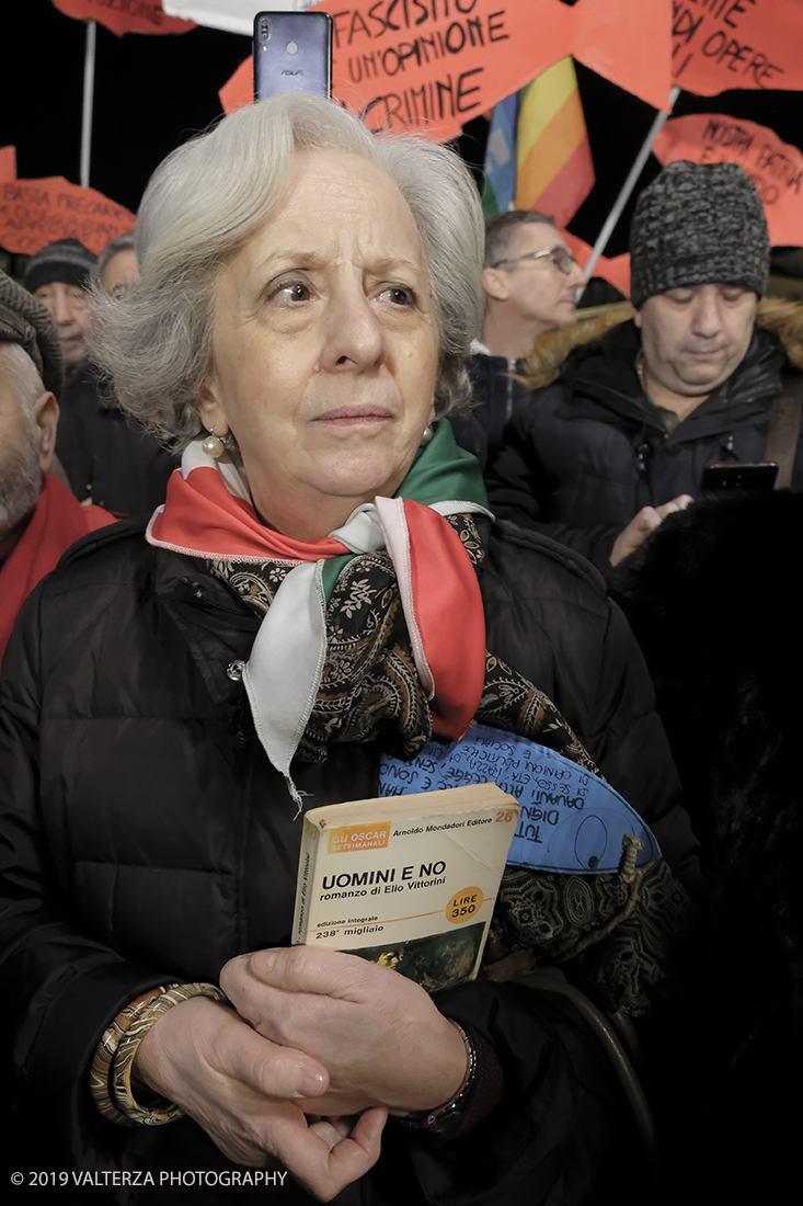_DSF8702.jpg - 10/12/2019. Torino. Il movimento delle sardine manifesta in piazza Castello a Torino. Nella foto partecipante intervenuta come suggerito dall'organizzazione con un libro da donare ad un altro partecipante.