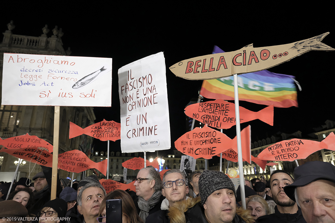 _DSF8709.jpg - 10/12/2019. Torino. Il movimento delle sardine manifesta in piazza Castello a Torino. Nella foto partecipanti alla manifestazione.