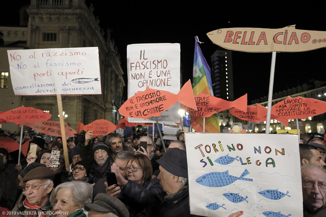 _DSF8737.jpg - 10/12/2019. Torino. Il movimento delle sardine manifesta in piazza Castello a Torino. Nella foto partecipanti alla manifestazione.