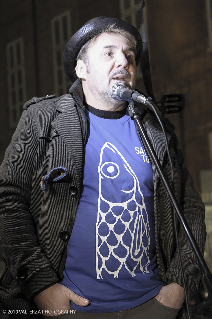 _DSF8765.jpg - 10/12/2019. Torino. Il movimento delle sardine manifesta in piazza Castello a Torino. Nella foto l'intervento del  fotografo Paolo Ranzani creatore dell'evento di Torino