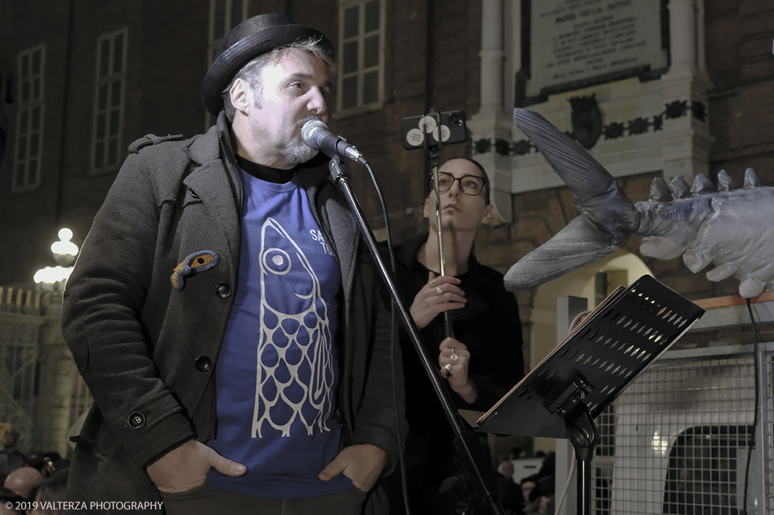 _DSF8801.jpg - 10/12/2019. Torino. Il movimento delle sardine manifesta in piazza Castello a Torino. Nella foto l'intervento del  fotografo Paolo Ranzani creatore dell'evento di Torino