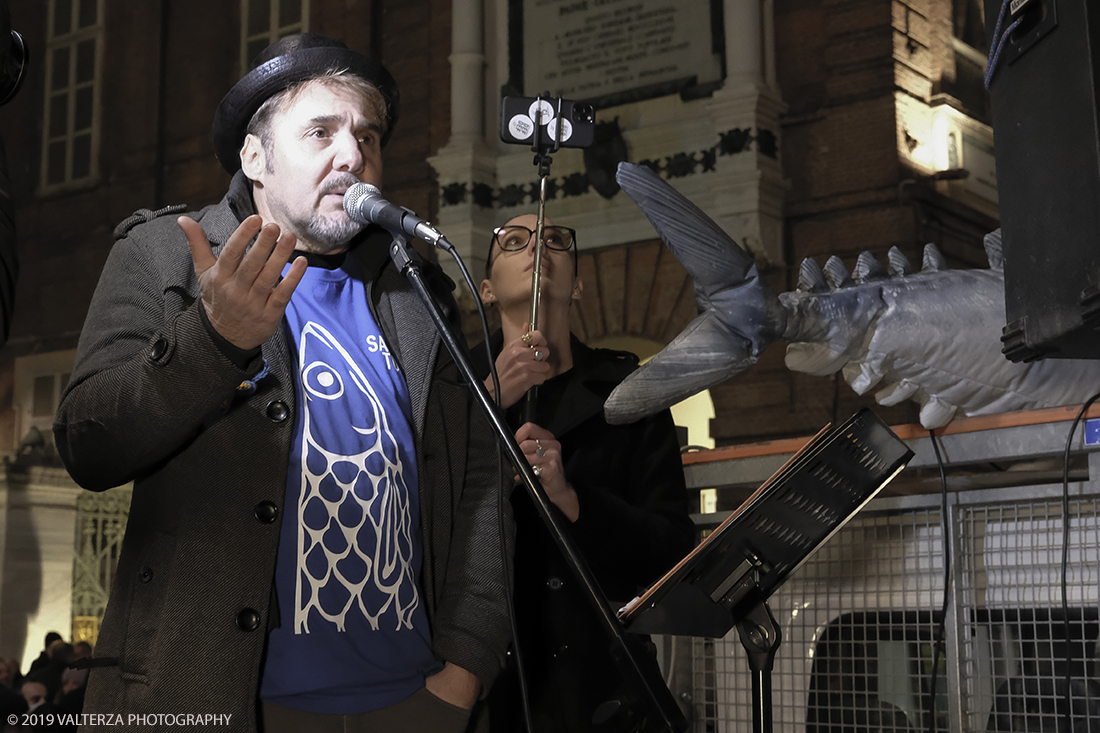 _DSF8815.jpg - 10/12/2019. Torino. Il movimento delle sardine manifesta in piazza Castello a Torino. Nella foto l'intervento del  fotografo Paolo Ranzani creatore dell'evento di Torino