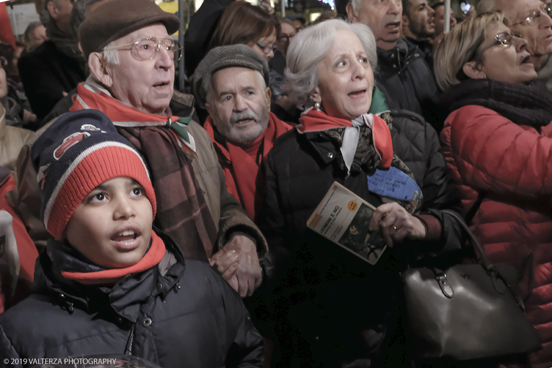 _DSF8852.jpg - 10/12/2019. Torino. Il movimento delle sardine manifesta in piazza Castello a Torino. Nella foto tutti a cantare Bella Ciao