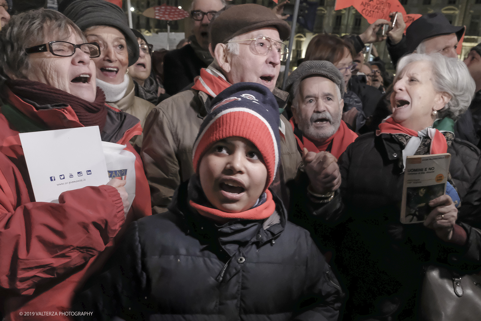 _DSF8858.jpg - 10/12/2019. Torino. Il movimento delle sardine manifesta in piazza Castello a Torino. Nella foto tutti a cantare Bella Ciao