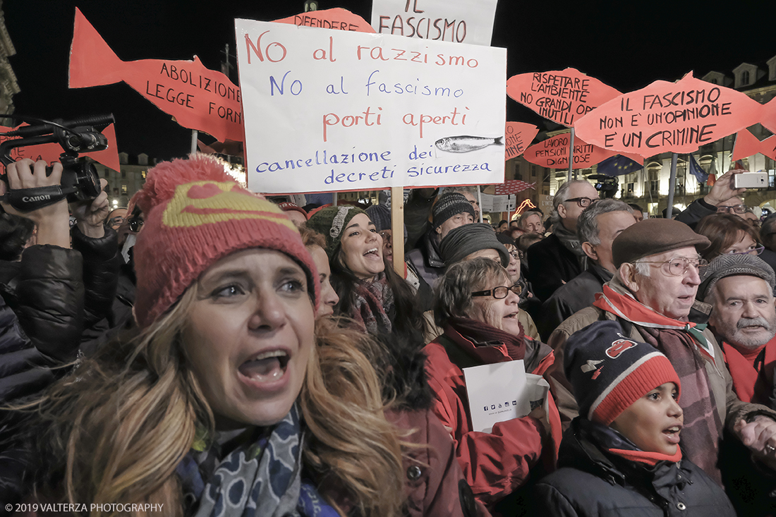_DSF8863.jpg - 10/12/2019. Torino. Il movimento delle sardine manifesta in piazza Castello a Torino. Nella foto tutti a cantare Bella Ciao