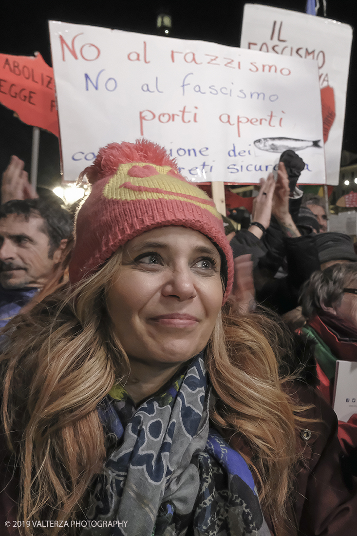 _DSF8872.jpg - 10/12/2019. Torino. Il movimento delle sardine manifesta in piazza Castello a Torino. Nella foto una partecipante con gli occhi lucidi dalla commozione dopo aver cantato Bella Ciao