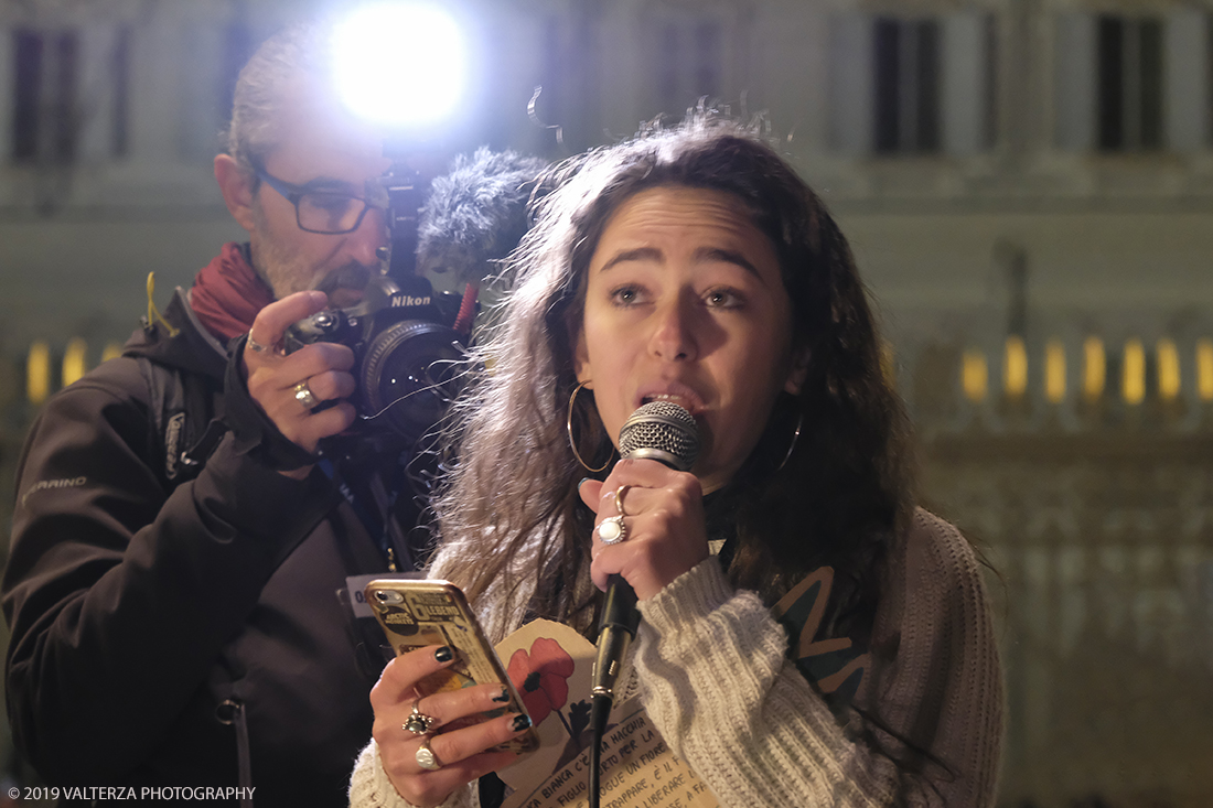 _DSF8883.jpg - 10/12/2019. Torino. Il movimento delle sardine manifesta in piazza Castello a Torino. Nella foto l'intervento di Sonia universitaria  di 19 anni ed attivissima sardina.