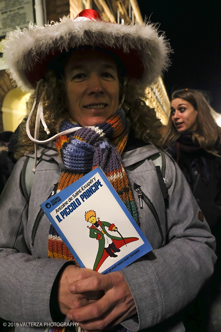 _DSF8894.jpg - 10/12/2019. Torino. Il movimento delle sardine manifesta in piazza Castello a Torino. Nella foto partecipante intervenuta come suggerito dall'organizzazione con un libro da donare ad un altro partecipante.