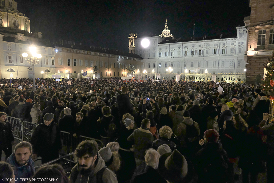 _DSF8902.jpg - 10/12/2019. Torino. Il movimento delle sardine manifesta in piazza Castello a Torino. Nella foto la piazza gremita di manifestanti.