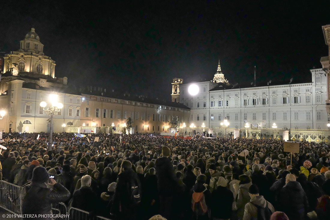 _DSF8910.jpg - 10/12/2019. Torino. Il movimento delle sardine manifesta in piazza Castello a Torino. Nella foto la piazza gremita di manifestanti.