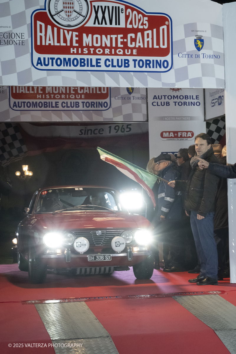 DSCF0463.jpg - Turin, Italy. December 31, 2025.Classic Cars  for the Rallye Monte-Carlo Historique 2025 race starting in Turin. Departure of the car N. 6 Pireau Jules/Beal Camille