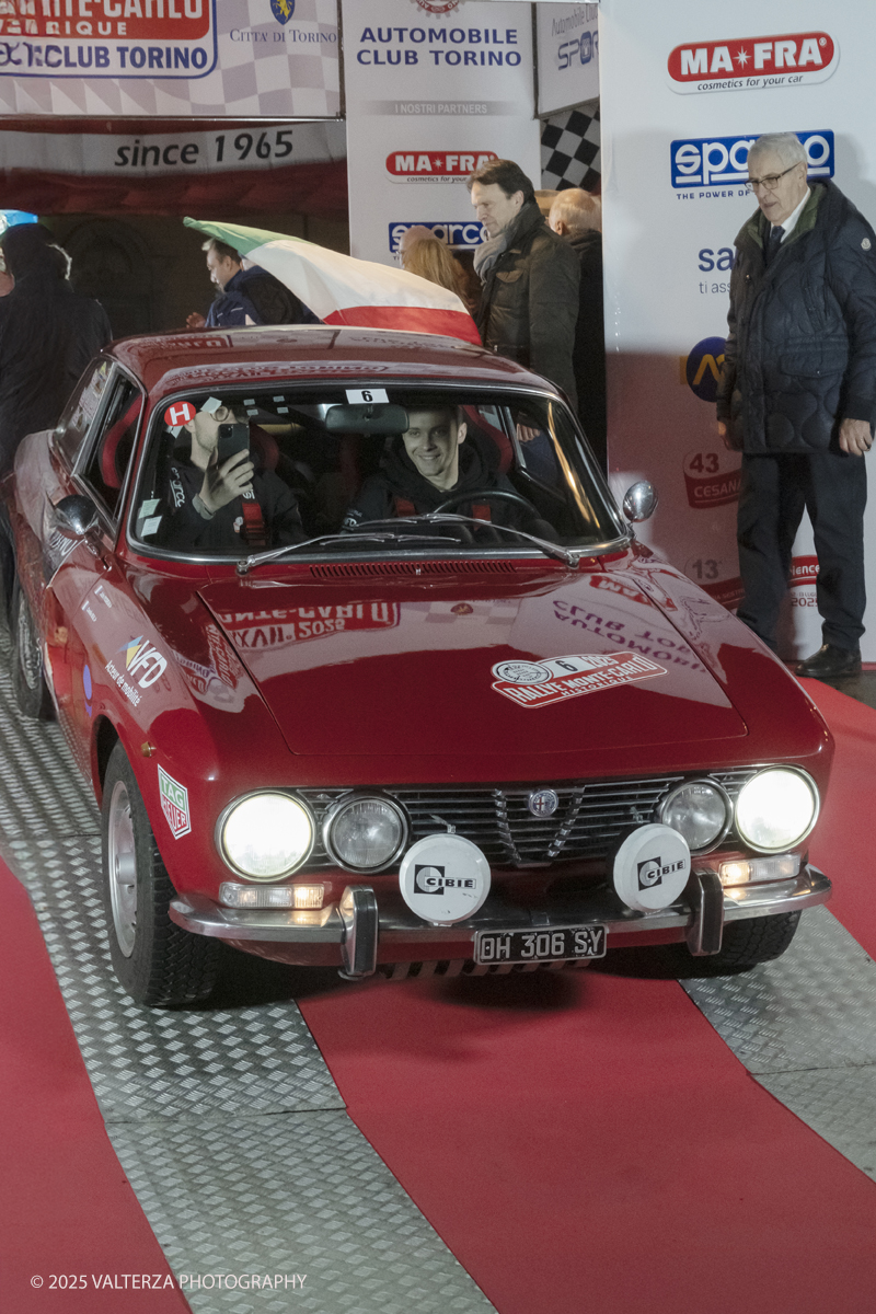 DSCF0495.jpg - Turin, Italy. December 31, 2025.Classic Cars  for the Rallye Monte-Carlo Historique 2025 race starting in Turin. Departure of the car N. 6 Pireau Jules/Beal Camille
