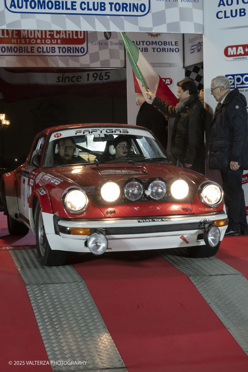 DSCF0535.jpg - Turin, Italy. December 31, 2025.Classic Cars  for the Rallye Monte-Carlo Historique 2025 race starting in Turin. Depature of the car N. 7  Gaubert Ghislain / Lormand Thibaut