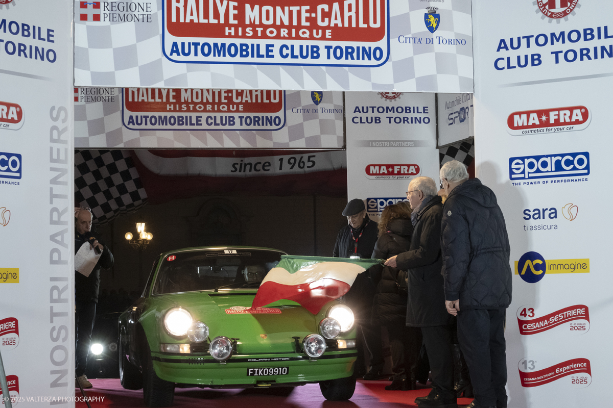 DSCF0681.jpg - Turin, Italy. December 31, 2025.Classic Cars  for the Rallye Monte-Carlo Historique 2025 race starting in Turin. Depature of the car N. 17  Tosetti Max/ Bernardelli Marco