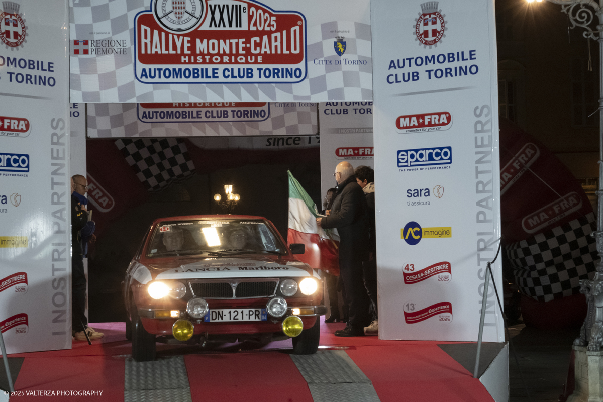 DSCF1000.jpg - Turin, Italy. December 31, 2025.Classic Cars  for the Rallye Monte-Carlo Historique 2025 race starting in Turin. Departure of the car N. 97