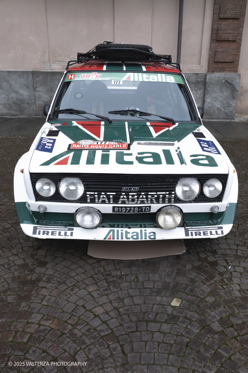 _DSF4949.jpg - Turin, Italy. December 31, 2025.Classic Cars line up for the Rallye Monte-Carlo Historique 2025 race starting in Turin.