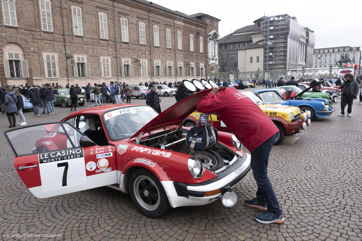 _DSF5094.jpg - Turin, Italy. December 31, 2025.Classic Cars line up for the Rallye Monte-Carlo Historique 2025 ,race starting in Turin. Last Minute checks