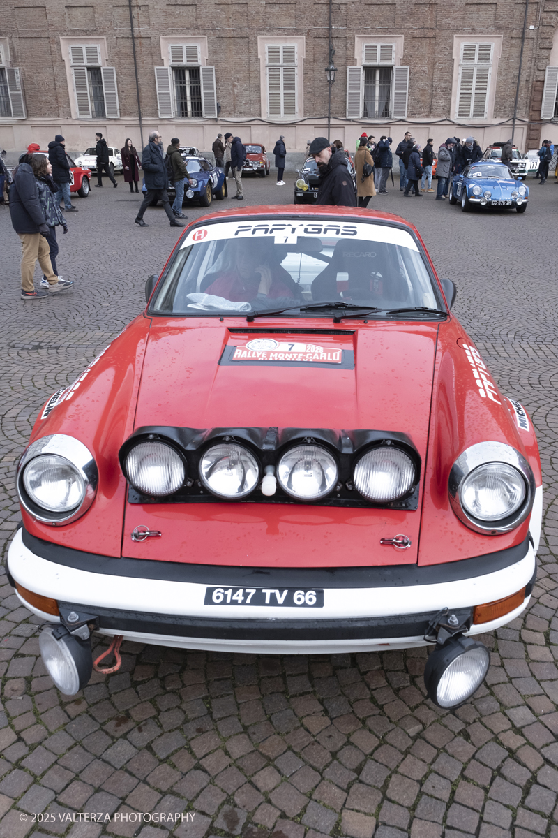 _DSF5130.jpg - Turin, Italy. December 31, 2025.Classic Cars line up for the Rallye Monte-Carlo Historique 2025 race starting in Turin. Pilot/Co-pilot Gaubert Ghislain/Lormand Thibaut car Porsche 911 SC 1978